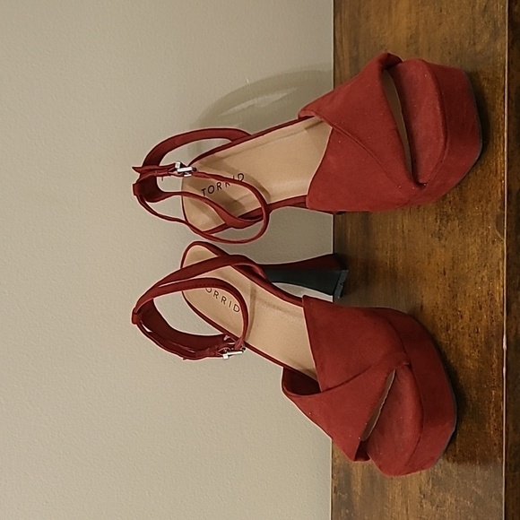 NWT Torrid burgandy suede platform heels size 9W - Picture 1 of 13